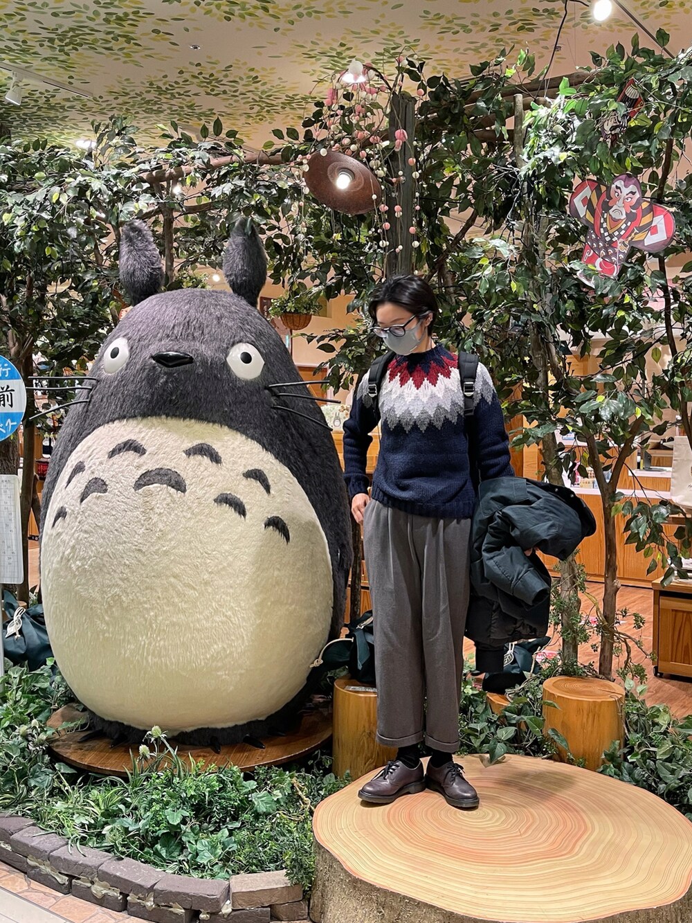 ブルー系のニット/セーター、ブラック系のその他シューズ、ブラック系のジャケット/アウターを着用したレディースの冬コーディネートの2枚目の写真