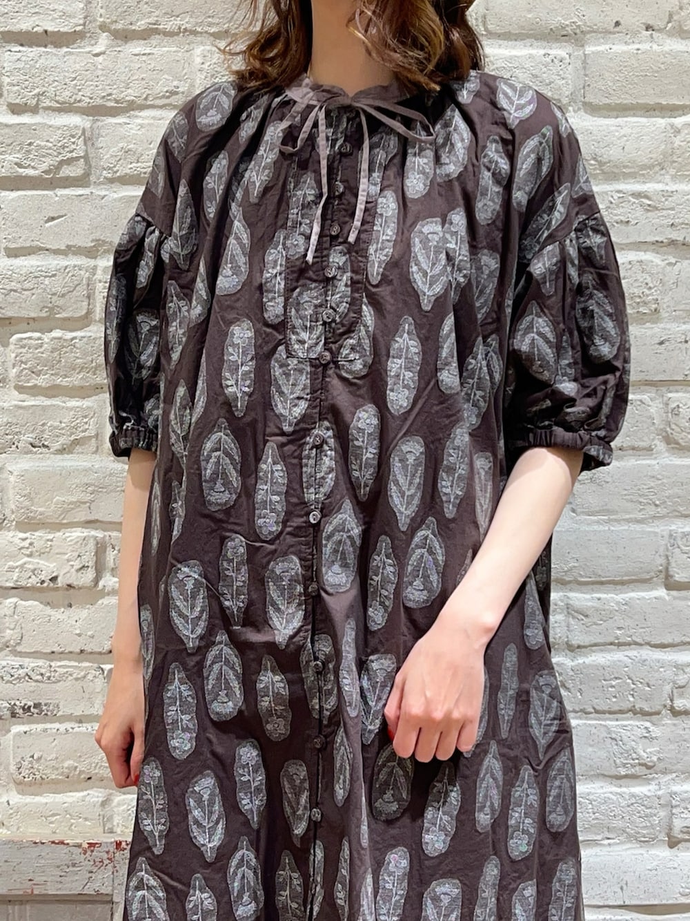 ブラウン系のワンピース、ホワイト系のその他パンツ、ホワイト系のサンダルを着用したレディースの春コーディネートの2枚目の写真