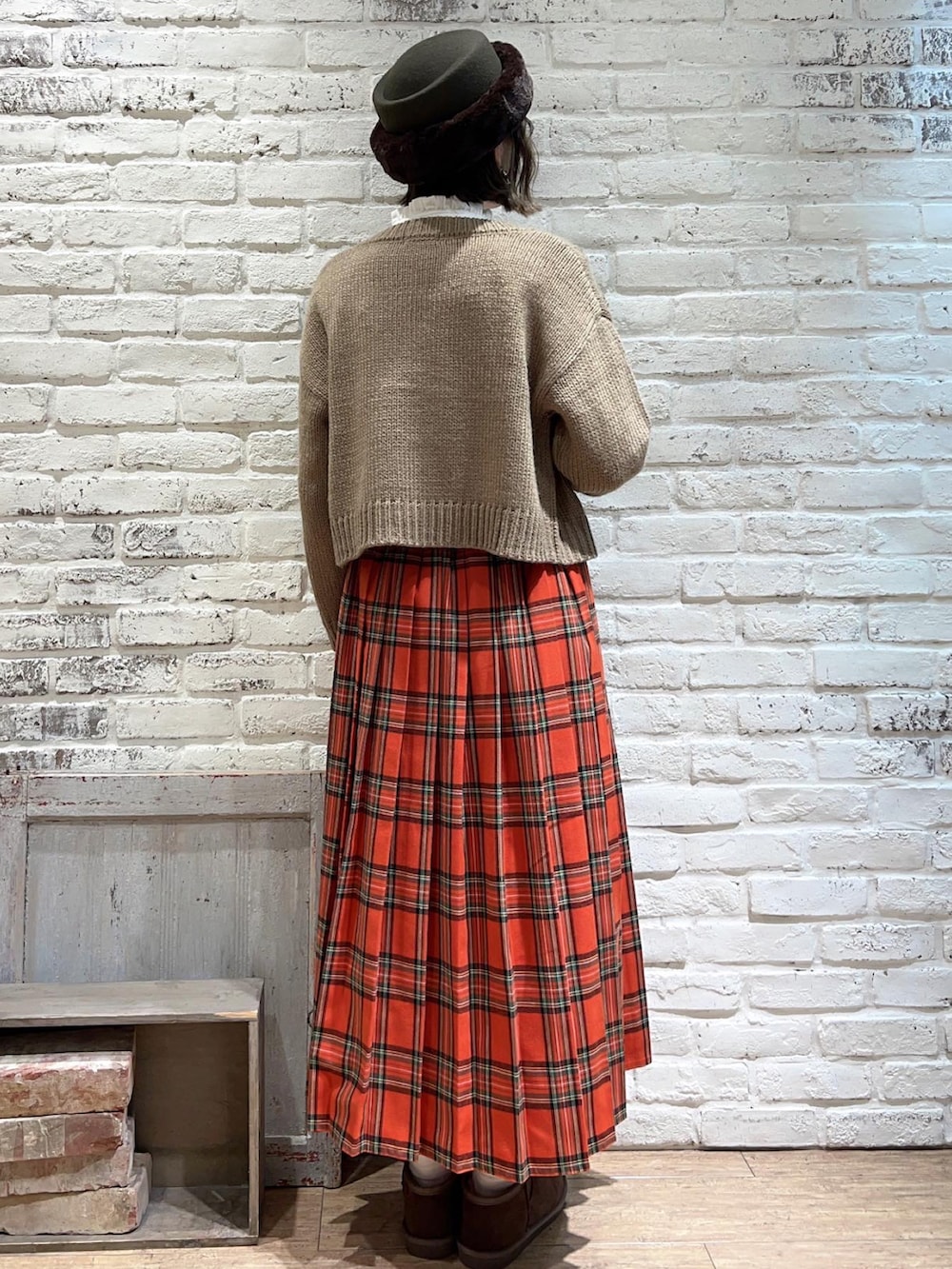 ホワイト系のシャツ/ブラウス、ブラウン系のカーディガン/ボレロ、レッド系のスカートを着用したレディースの冬コーディネートの5枚目の写真