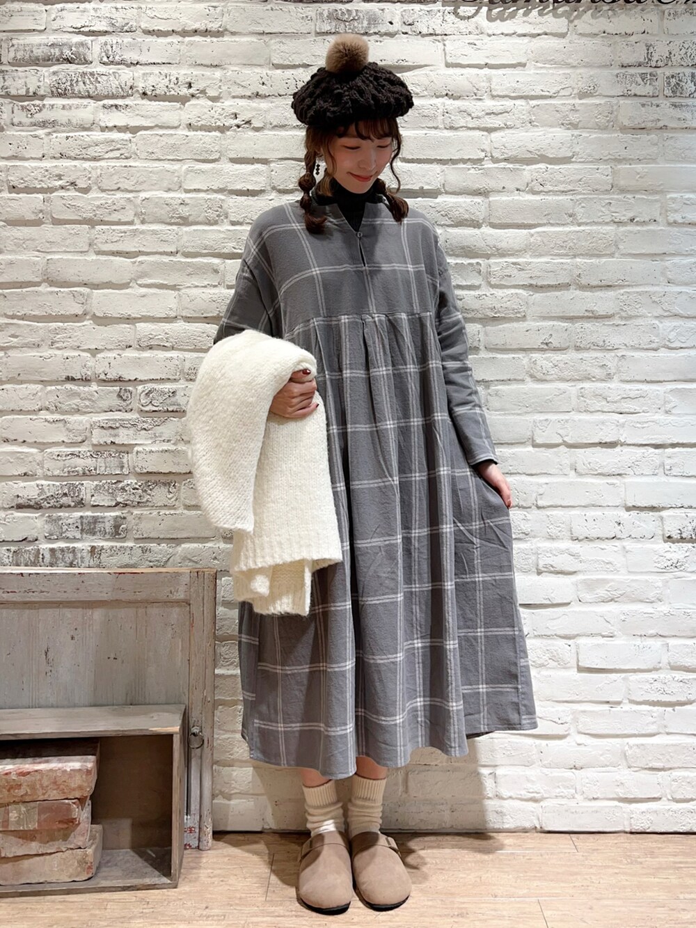 「チェック、ワンピース、シンプル、ベレー帽、秋のコーデ、ハイネック、モノトーン、タートルネック、SM2、ロングカーディガン、リブニット、シンプルコーデ、ゆるコーデ、サマンサ モスモス(Samansa Mos2)、秋コーデ」|「Samansa Mos2のぽんぽん付ニットベレー(ハンチング/ベレー帽、ブラウン系)」を使った、いっしき🐻さん(レディース・163cm)の秋コーディネートの3枚目の写真