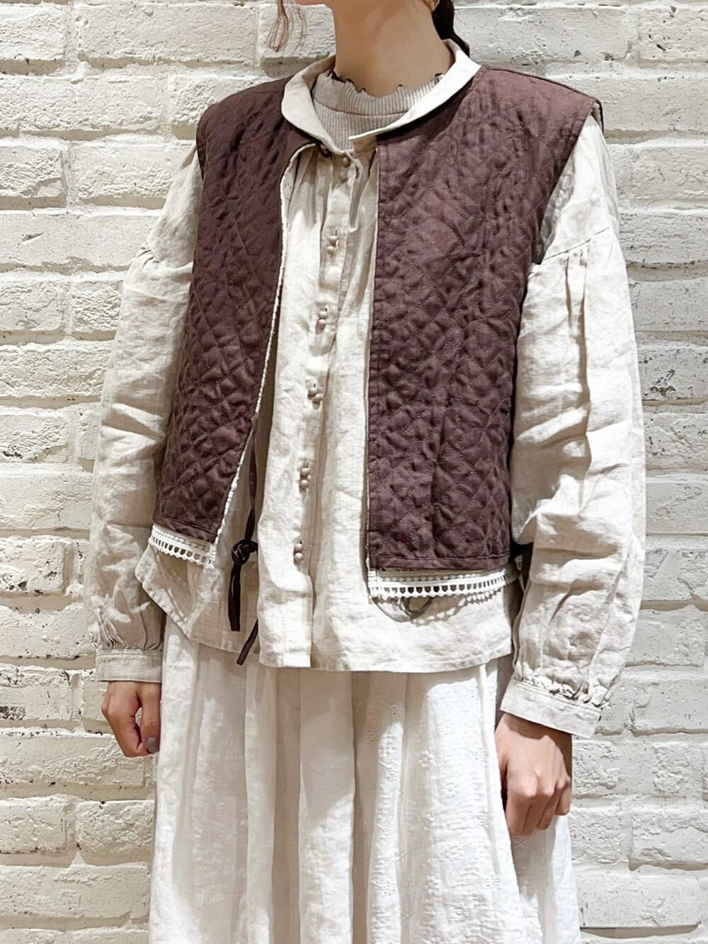 ベージュ系のTシャツ/カットソー、ベージュ系のシャツ/ブラウス、ベージュ系のドレスシューズを着用したレディースの冬コーディネートの2枚目の写真