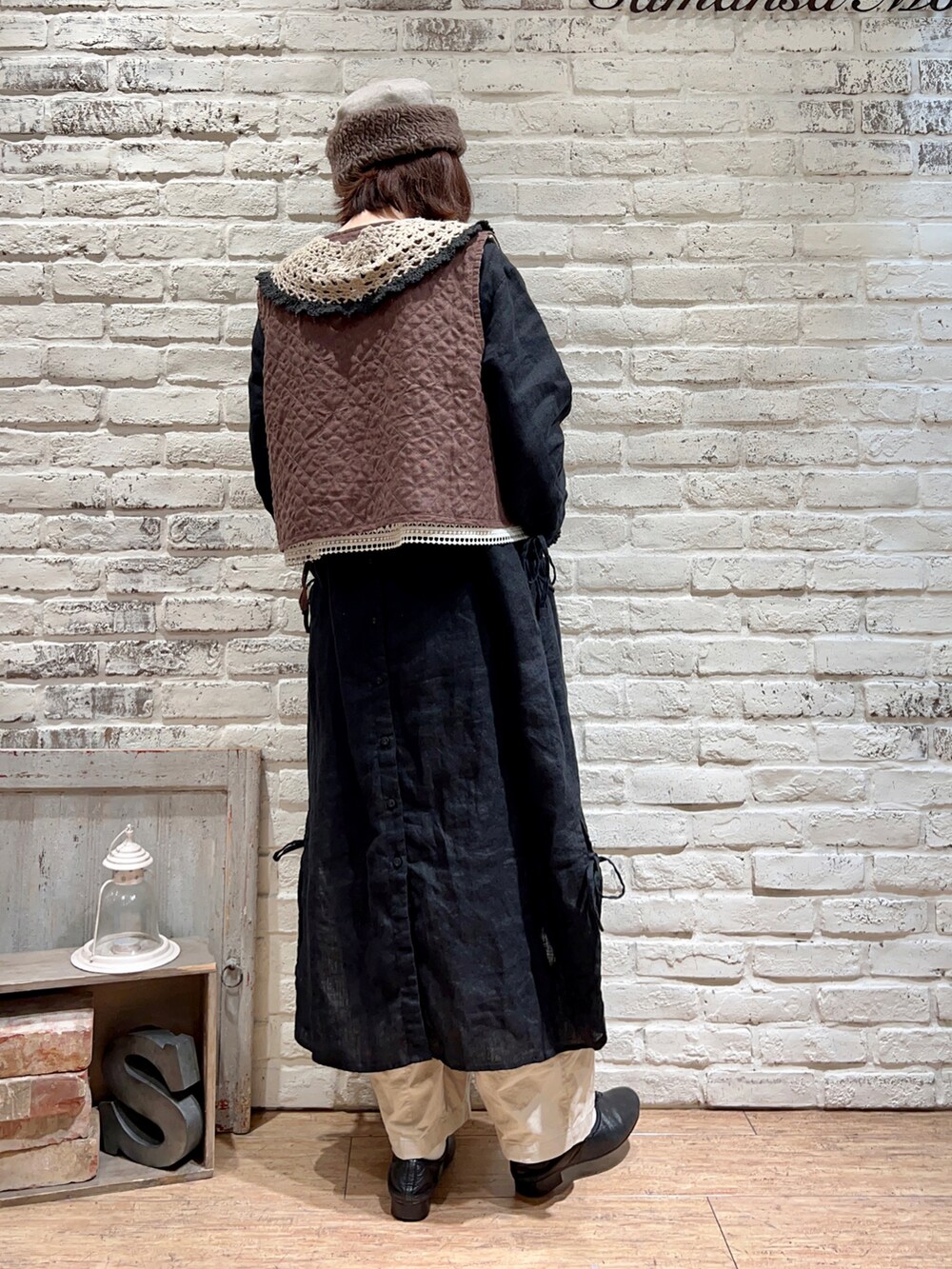 ブラック系のワンピース、ベージュ系のカーゴパンツ、その他のその他を着用したレディースの冬コーディネートの4枚目の写真