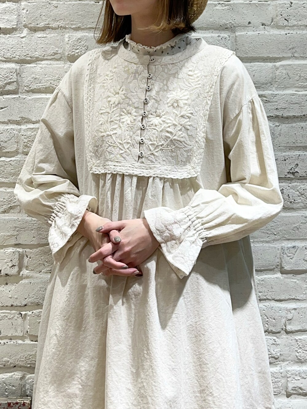 「サマンサ モスモス(Samansa Mos2)、Samansa Mos2、SM2、春コーデ、ゆるコーデ、淡色コーデ、レイヤードスタイル、カーキ、キルティング、キルティングジャケット、ノーカラージャケット、刺繍、レース、ワンピース、ショルダーバッグ」｜「Samansa Mos2の太リボンカンカン帽（ハット、ブラック系）」を使った、いっしき🐻さん（レディース・163cm）の春コーディネートの3枚目の写真