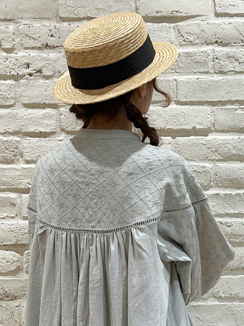 ホワイト系のシャツ/ブラウス、グリーン系のベスト、グリーン系のワンピースを着用したレディースの冬コーディネートの5枚目の写真