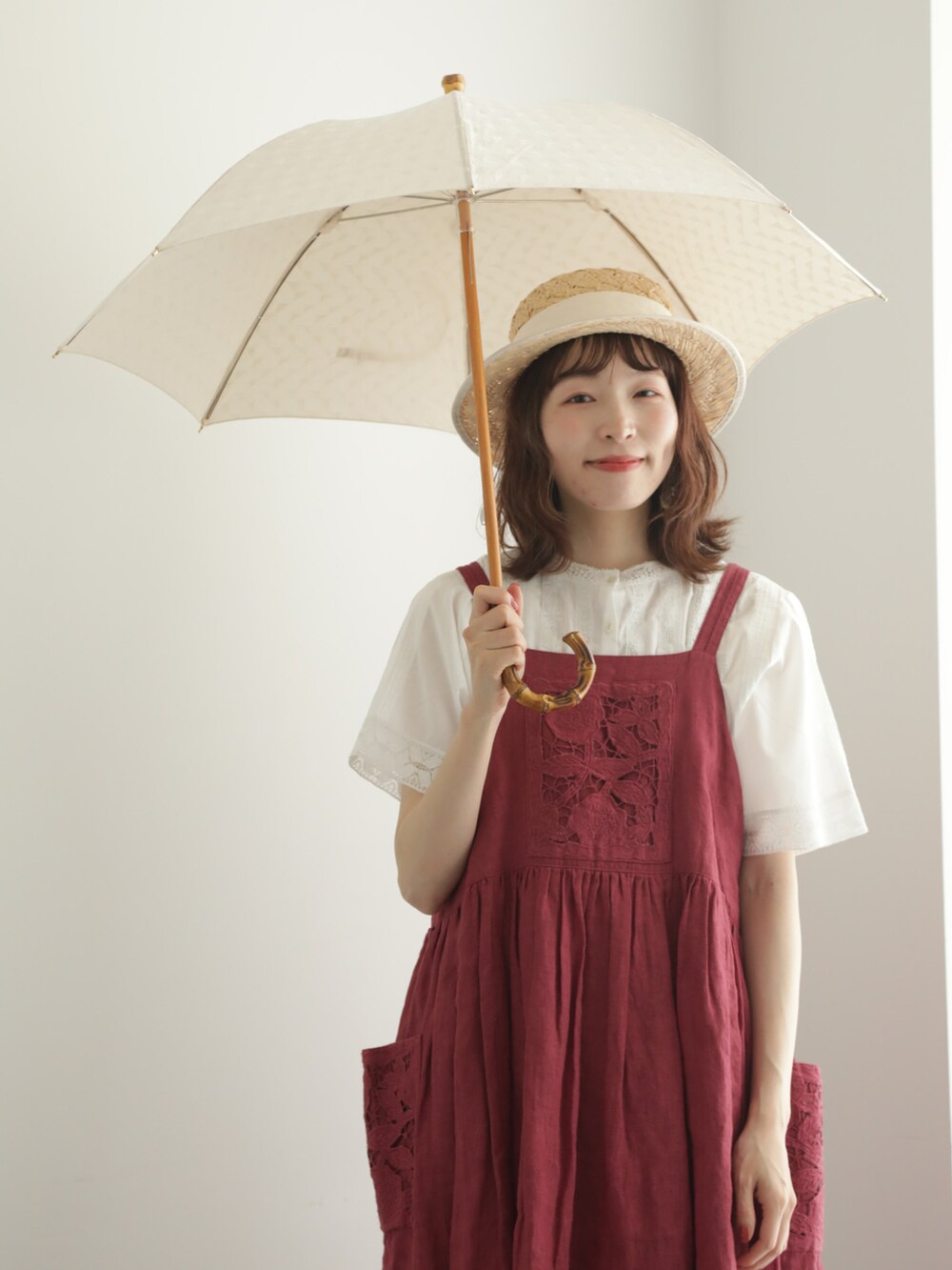 「サマンサ モスモス(Samansa Mos2)、Samansa Mos2、SM2、TSUHARU by Samansa Mos2、夏コーデ、ゆるコーデ、リネン、レース、ワンピース、ボルドー、レーススカート、カンカン帽、WEB限定、日傘、メッシュサンダル」|「Samansa Mos2のラフィア太リボンカンカン帽(ハット、ホワイト系)」を使った、いっしき🐻さん(レディース・164cm)の春コーディネートの2枚目の写真