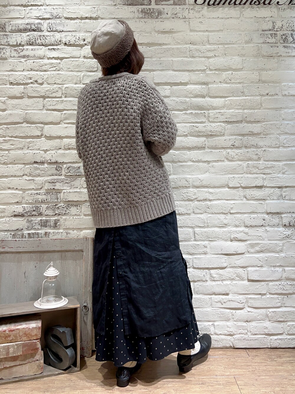 ホワイト系のTシャツ/カットソー、ブラウン系のカーディガン/ボレロ、ブラック系のワンピースを着用したレディースの冬コーディネートの4枚目の写真