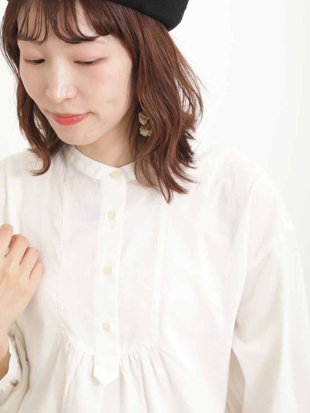 「サマンサ モスモス(Samansa Mos2)、Samansa Mos2、SM2、春コーデ、ゆるコーデ、カーディガン、透かし編みニット、グリーン、白シャツ、ワイドパンツ、ベレー帽、バレエシューズ」｜「Samansa Mos2のリネン混ベレー帽（ハット、ブラック系）」を使った、いっしき🐻さん（レディース・164cm）の春コーディネートの4枚目の写真