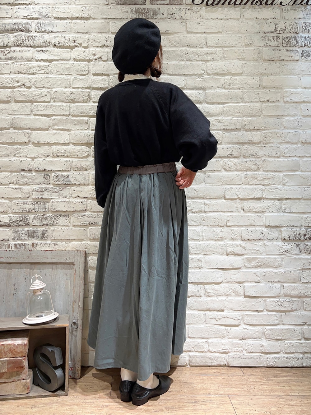 ホワイト系のシャツ/ブラウス、ブラック系のカーディガン/ボレロ、グリーン系のスカートを着用したレディースの秋コーディネートの4枚目の写真