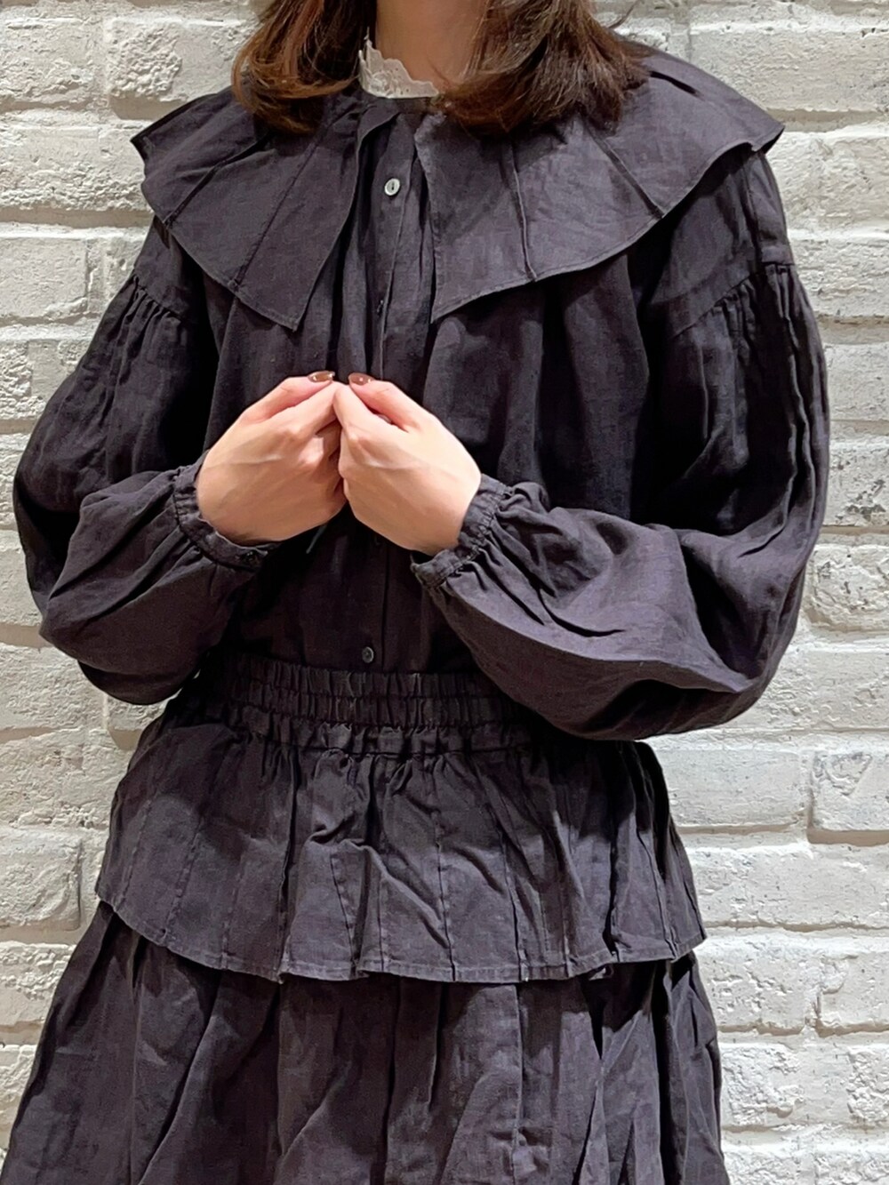 グレー系のカーディガン/ボレロ、グレー系のシャツ/ブラウス、グレー系のスカートを着用したレディースの秋コーディネートの3枚目の写真