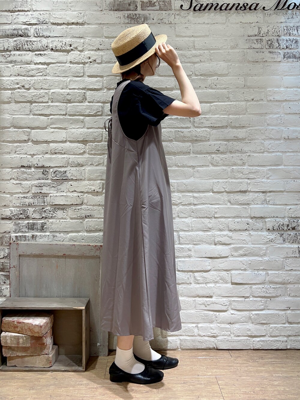 ホワイト系のタンクトップ、ブラック系のシャツ/ブラウス、グレー系のワンピースを着用したレディースの秋コーディネートの3枚目の写真