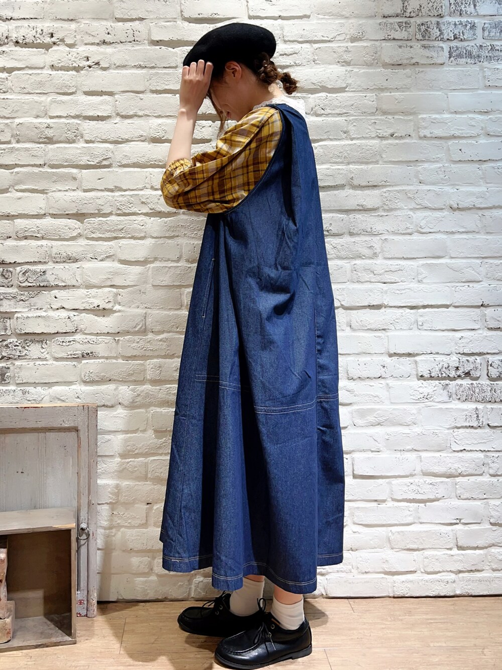 ホワイト系のTシャツ/カットソー、イエロー系のシャツ/ブラウス、ブルー系のワンピースを着用したレディースの秋コーディネートの3枚目の写真