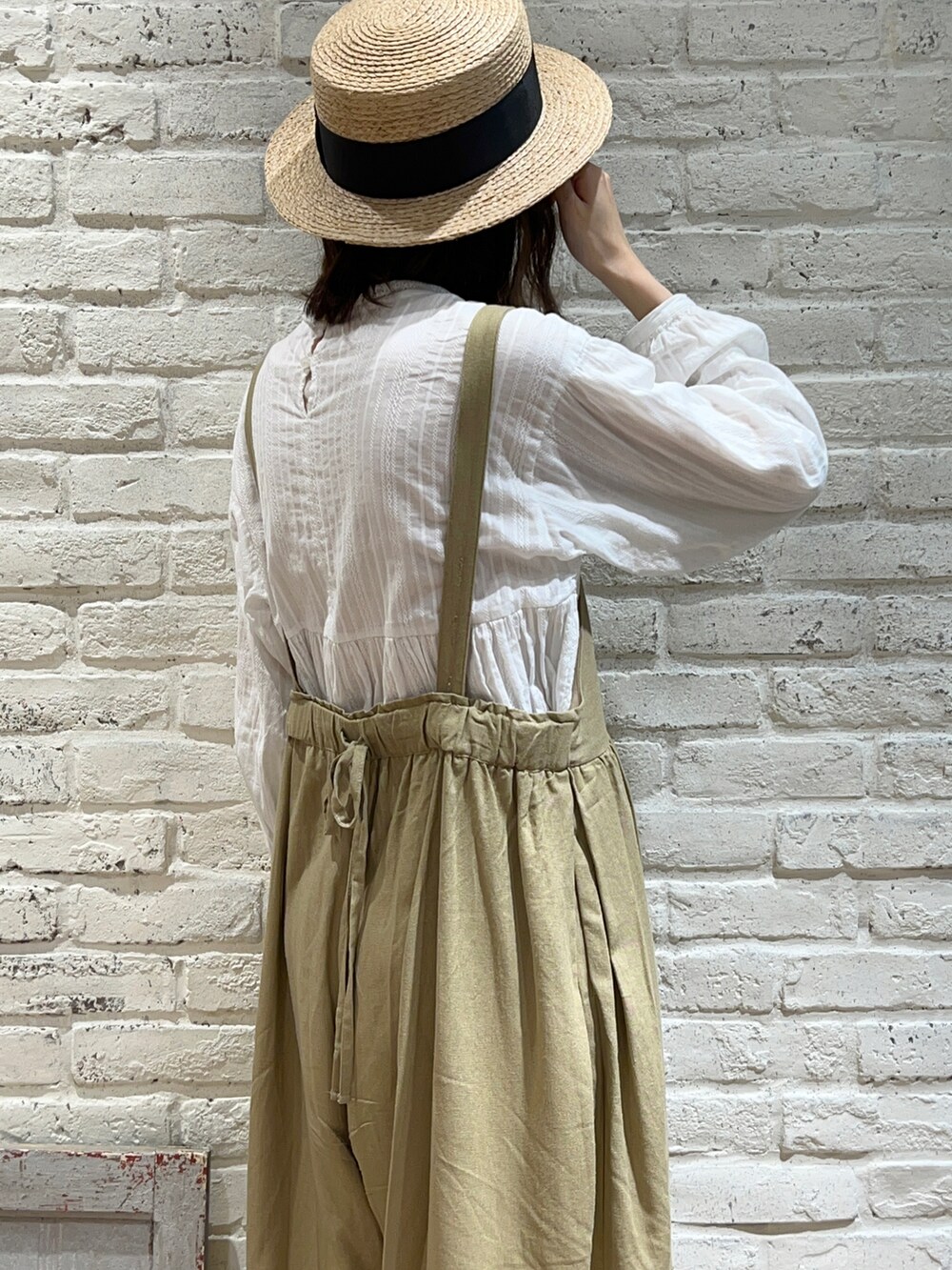「サマンサ モスモス(Samansa Mos2)、Samansa Mos2、SM2、春コーデ、ゆるコーデ、レイヤードスタイル、ニットベスト、ベスト、花柄、サロペット、カンカン帽、バレエシューズ」｜「Samansa Mos2のオーバーレースブラウス（シャツ/ブラウス、ホワイト系）」を使った、いっしき🐻さん（レディース・163cm）の春コーディネートの4枚目の写真