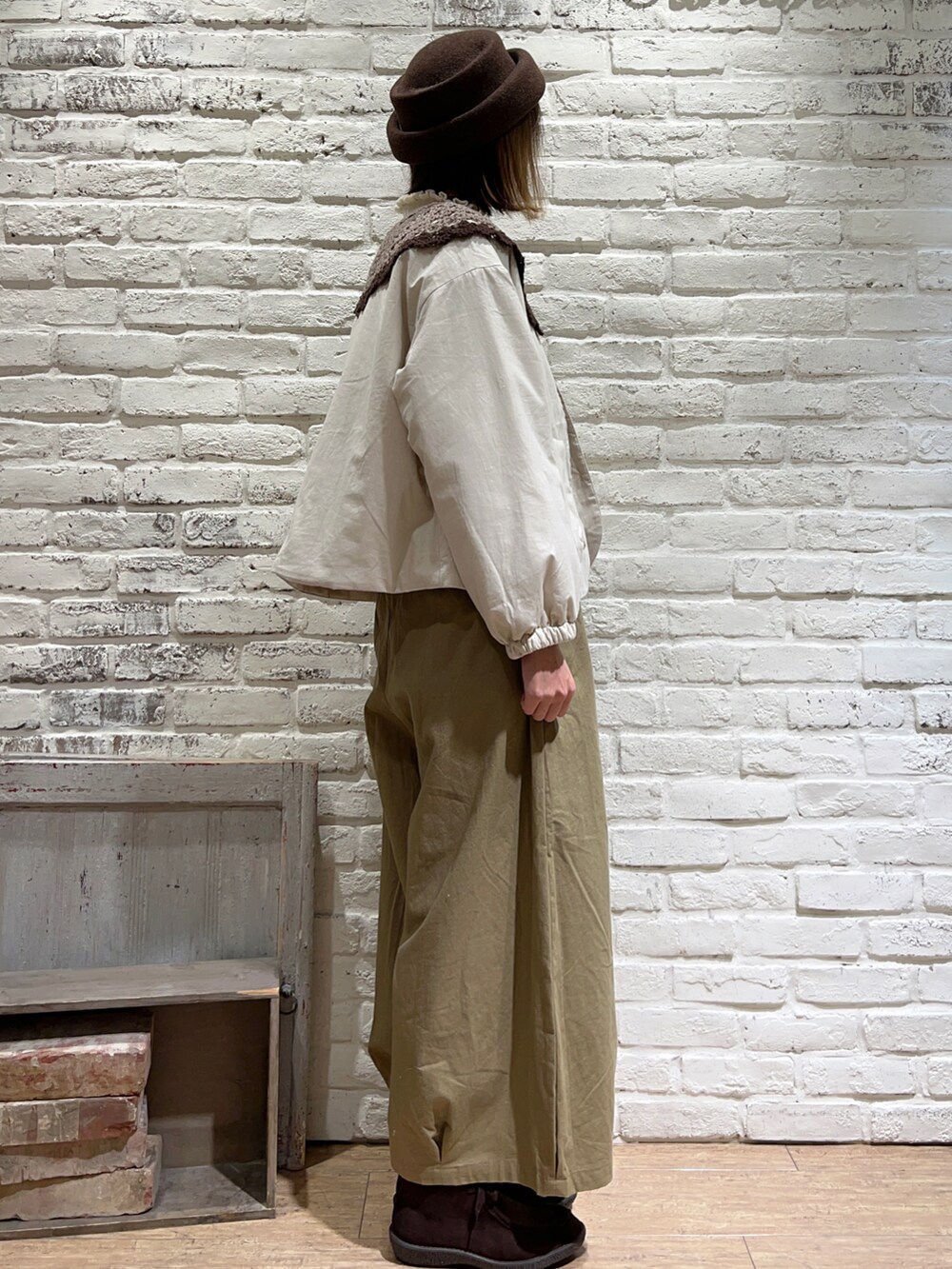 ホワイト系のニット/セーター、イエロー系のTシャツ/カットソー、ホワイト系のノーカラージャケットを着用したレディースの秋コーディネートの3枚目の写真