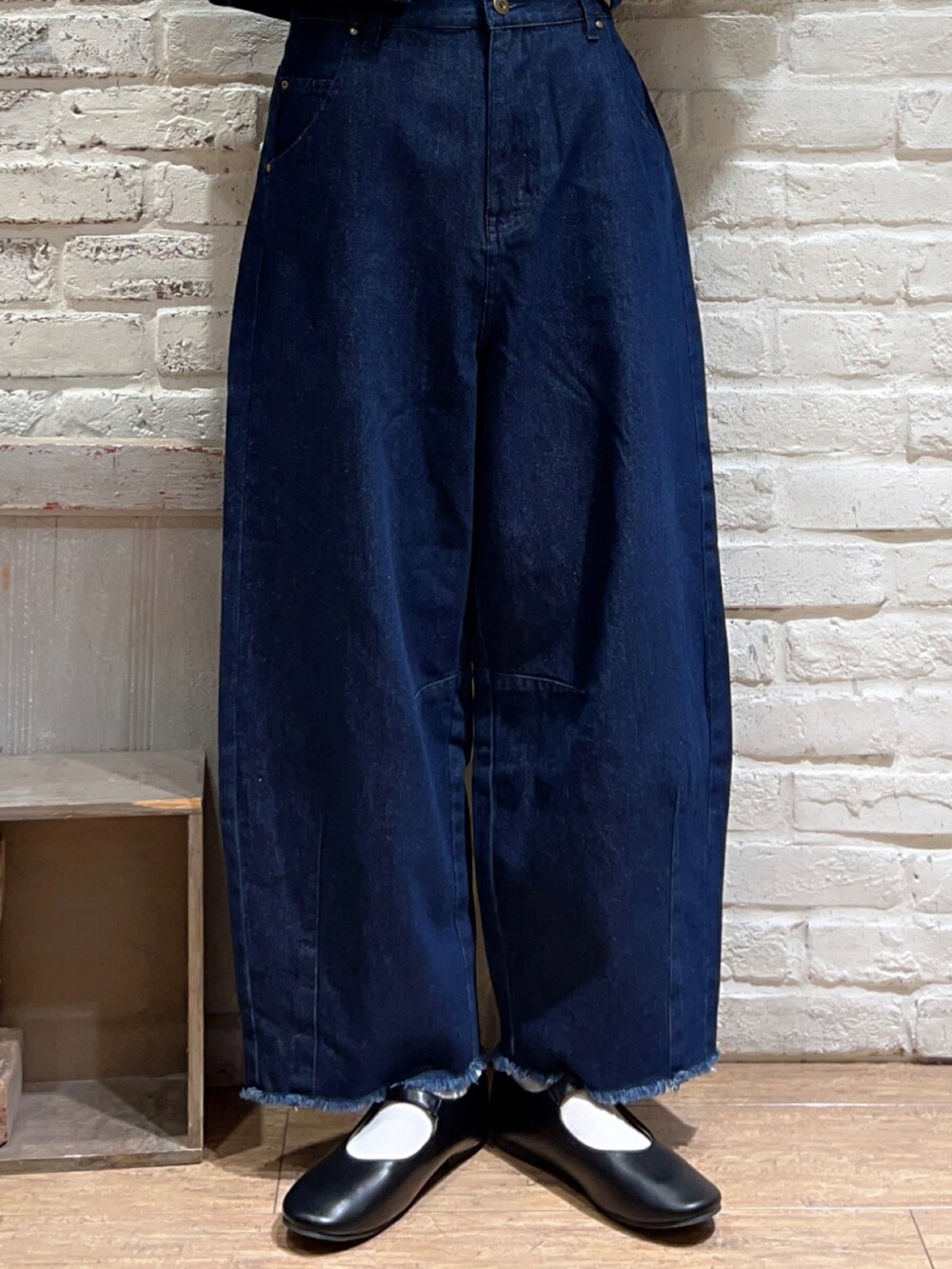 ホワイト系のTシャツ/カットソー、ブルー系のブルゾン、ブルー系のデニムパンツを着用したレディースの秋コーディネートの5枚目の写真