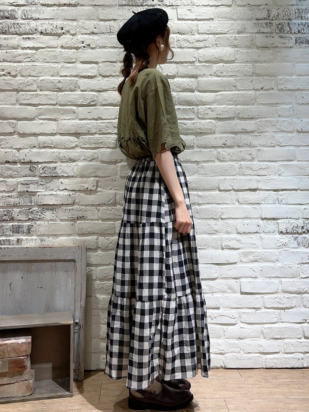 ホワイト系のTシャツ/カットソー、グリーン系のチュニック、ホワイト系のスカートを着用したレディースの夏コーディネートの3枚目の写真