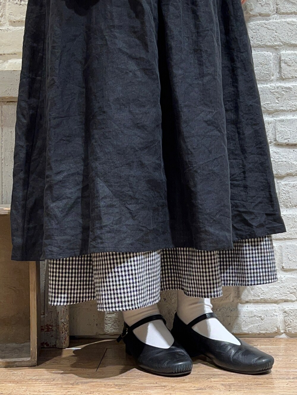 ベージュ系のシャツ/ブラウス、ブラウン系のノーカラージャケット、ブラック系のワンピースを着用したレディースの秋コーディネートの5枚目の写真