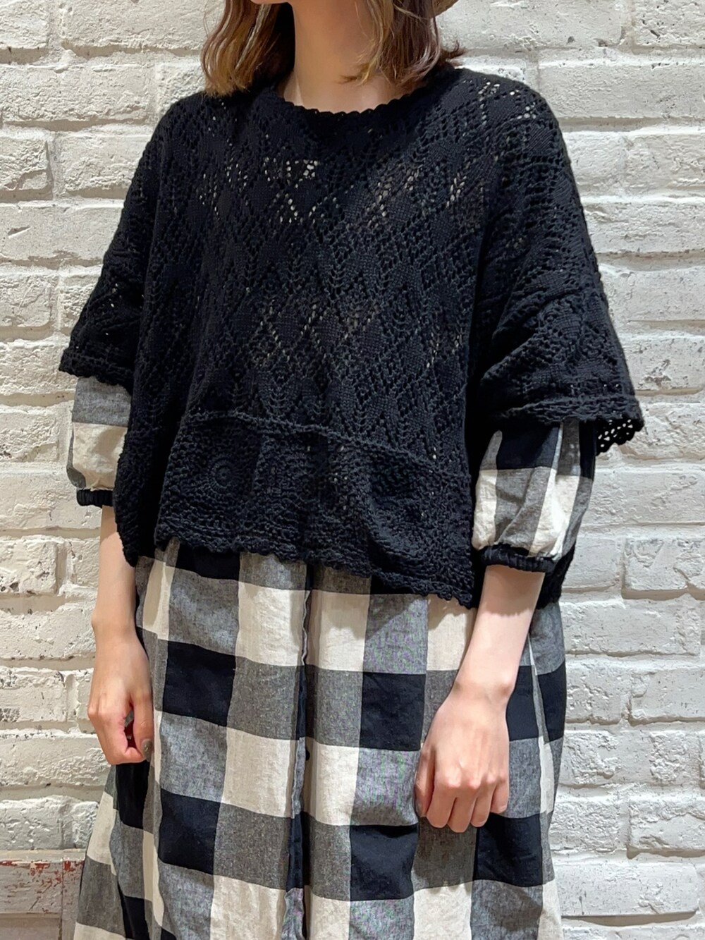 ブラック系のカーディガン/ボレロ、ブラック系のワンピース、ホワイト系のその他パンツを着用したレディースの春コーディネートの2枚目の写真