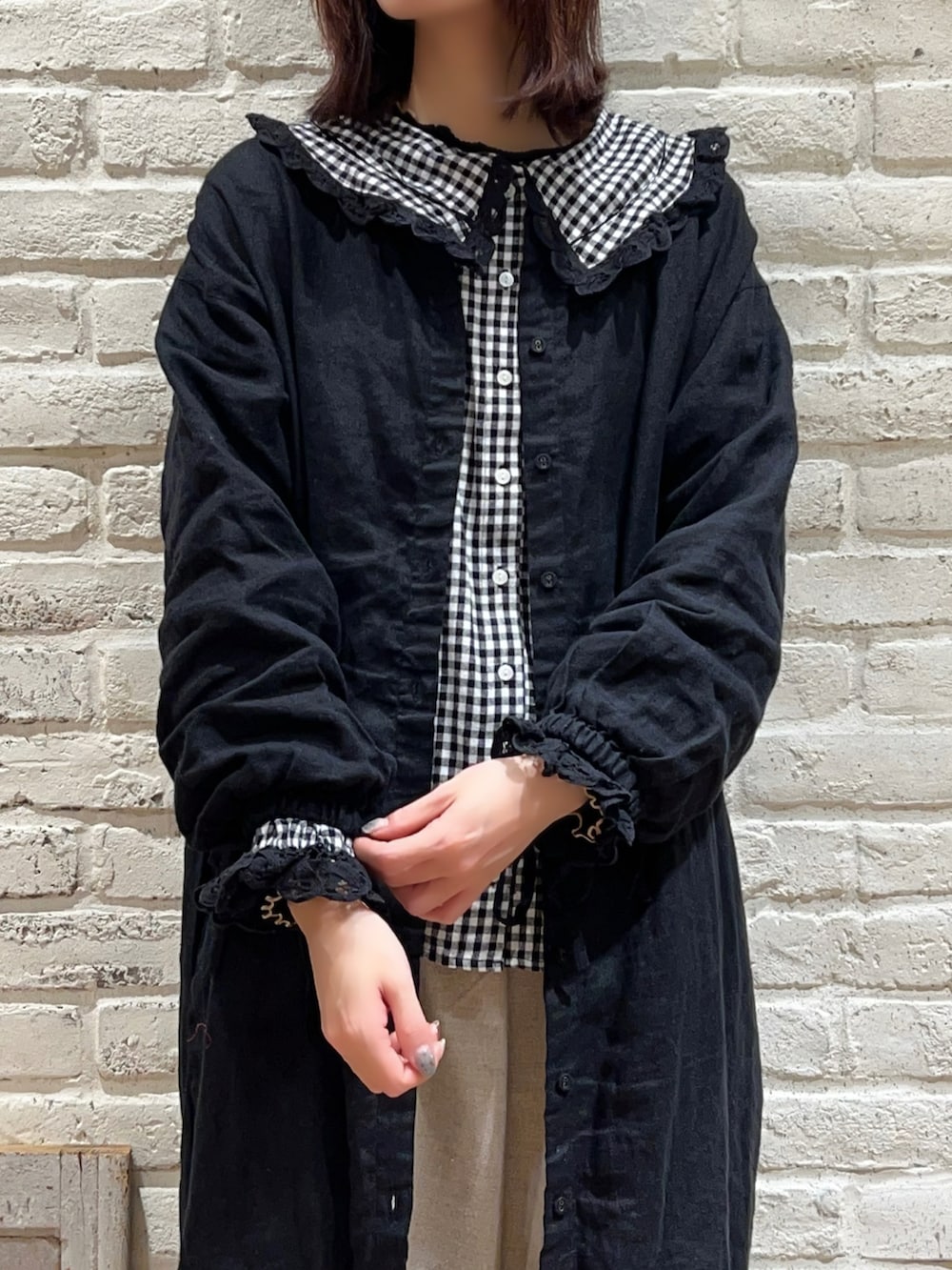 ブラック系のTシャツ/カットソー、グレー系のシャツ/ブラウス、ブラック系のワンピースを着用したレディースの冬コーディネートの2枚目の写真