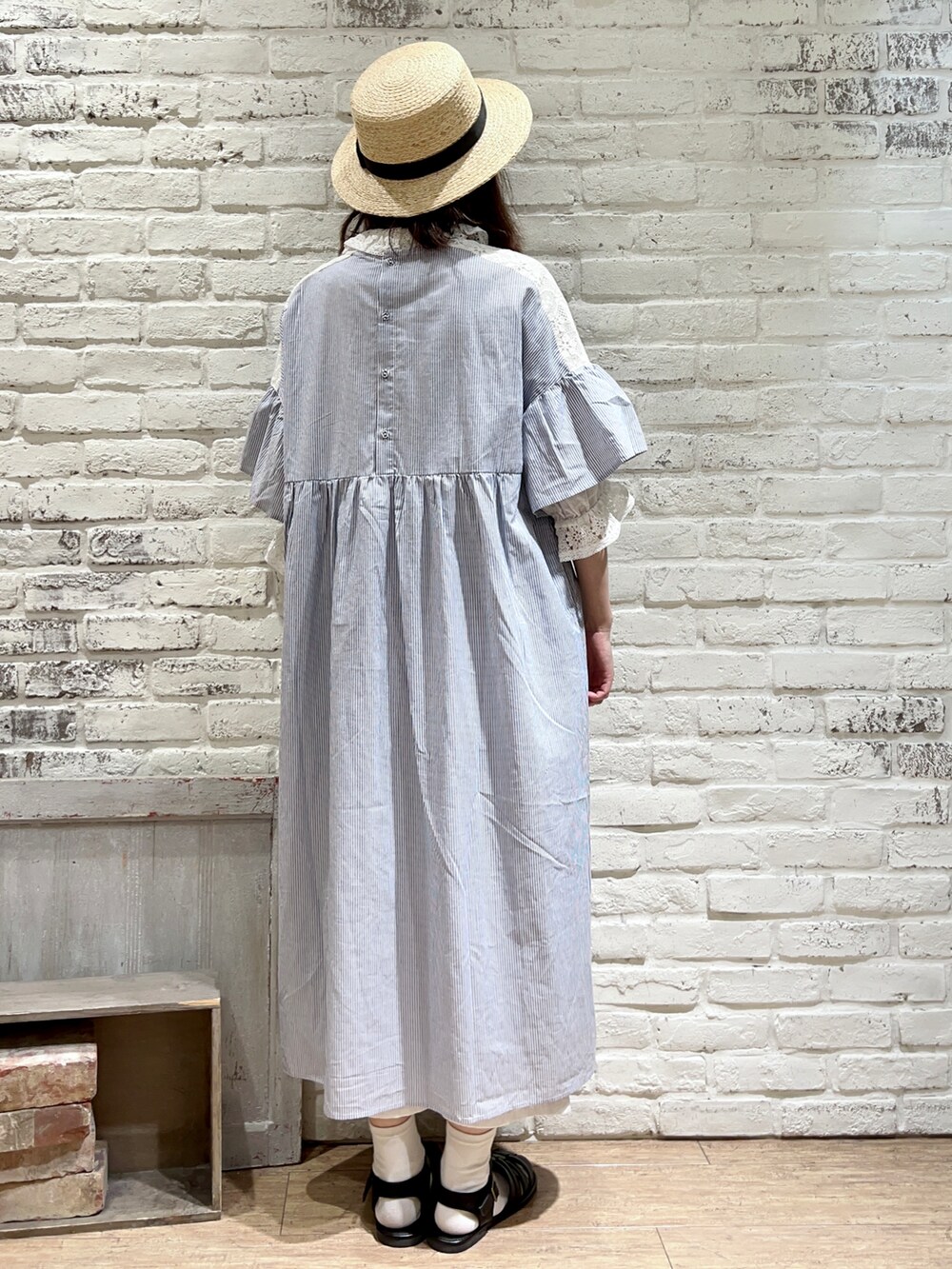 ホワイト系のシャツ/ブラウス、ブルー系のワンピース、ベージュ系のハンドバッグを着用したレディースの春コーディネートの3枚目の写真