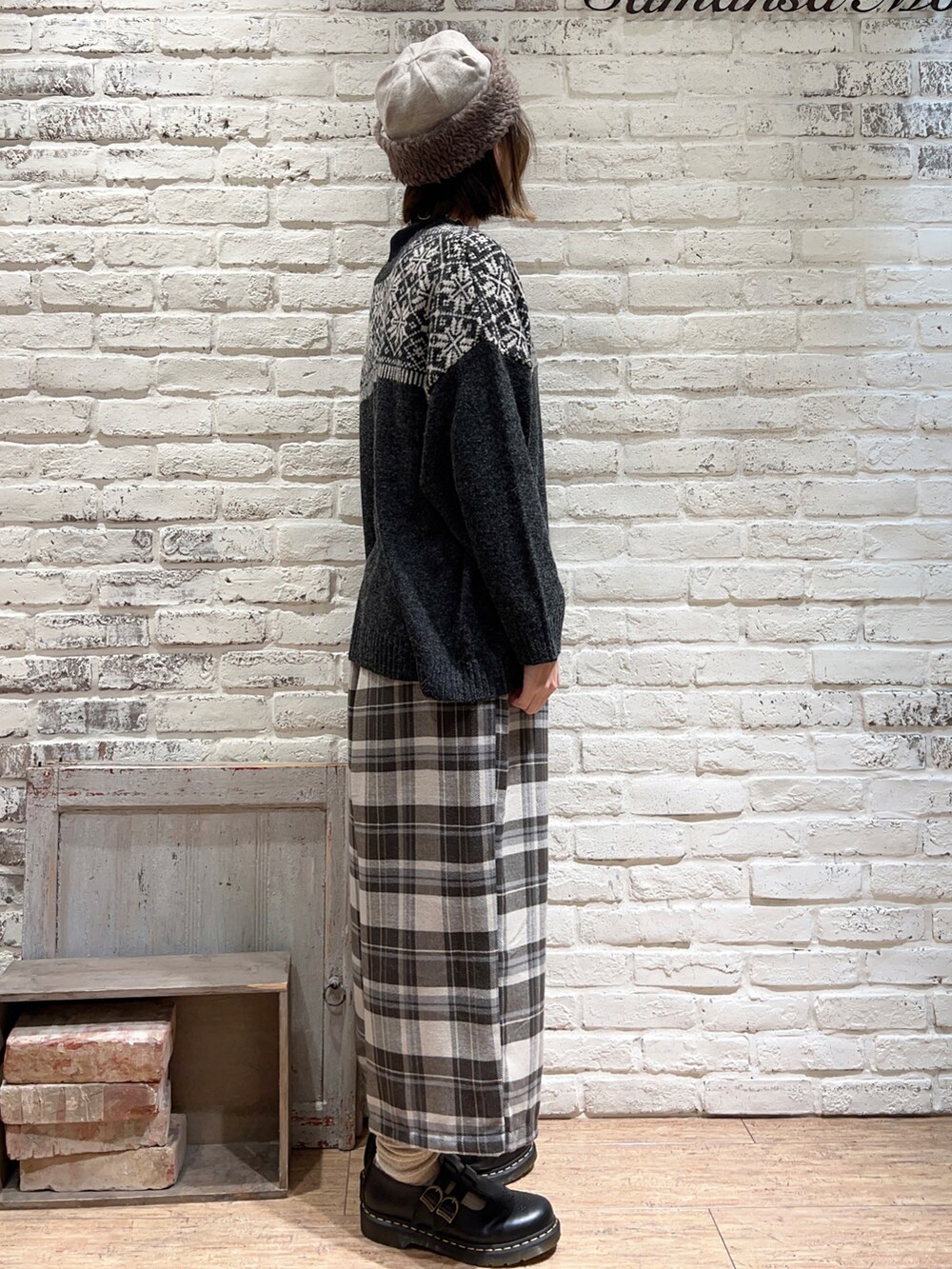 ブラック系のTシャツ/カットソー、グレー系のカーディガン/ボレロ、ベージュ系のショルダーバッグを着用したレディースの冬コーディネートの3枚目の写真