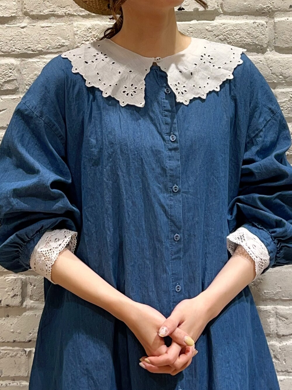 ベージュ系のワンピース、ブルー系のワンピース、ホワイト系のTシャツ/カットソーを着用したレディースの春コーディネートの2枚目の写真