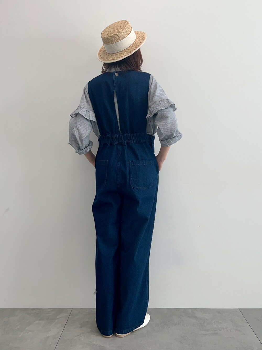 ブルー系のその他パンツ、ホワイト系のその他シューズ、ブルー系のシャツ/ブラウスを着用したレディースの春コーディネートの4枚目の写真