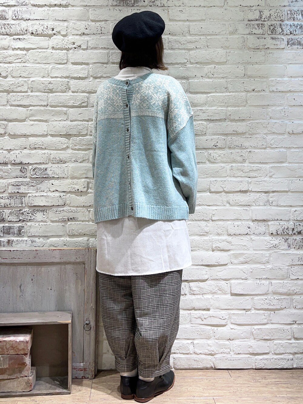 ホワイト系のニット/セーター、グリーン系のカーディガン/ボレロ、グレー系のチュニックを着用したレディースの冬コーディネートの4枚目の写真