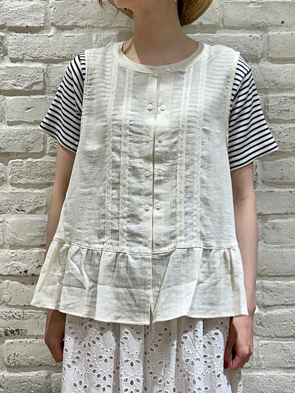 ホワイト系のTシャツ/カットソー、ホワイト系のシャツ/ブラウス、ブラック系のハンドバッグを着用したレディースの夏コーディネートの2枚目の写真