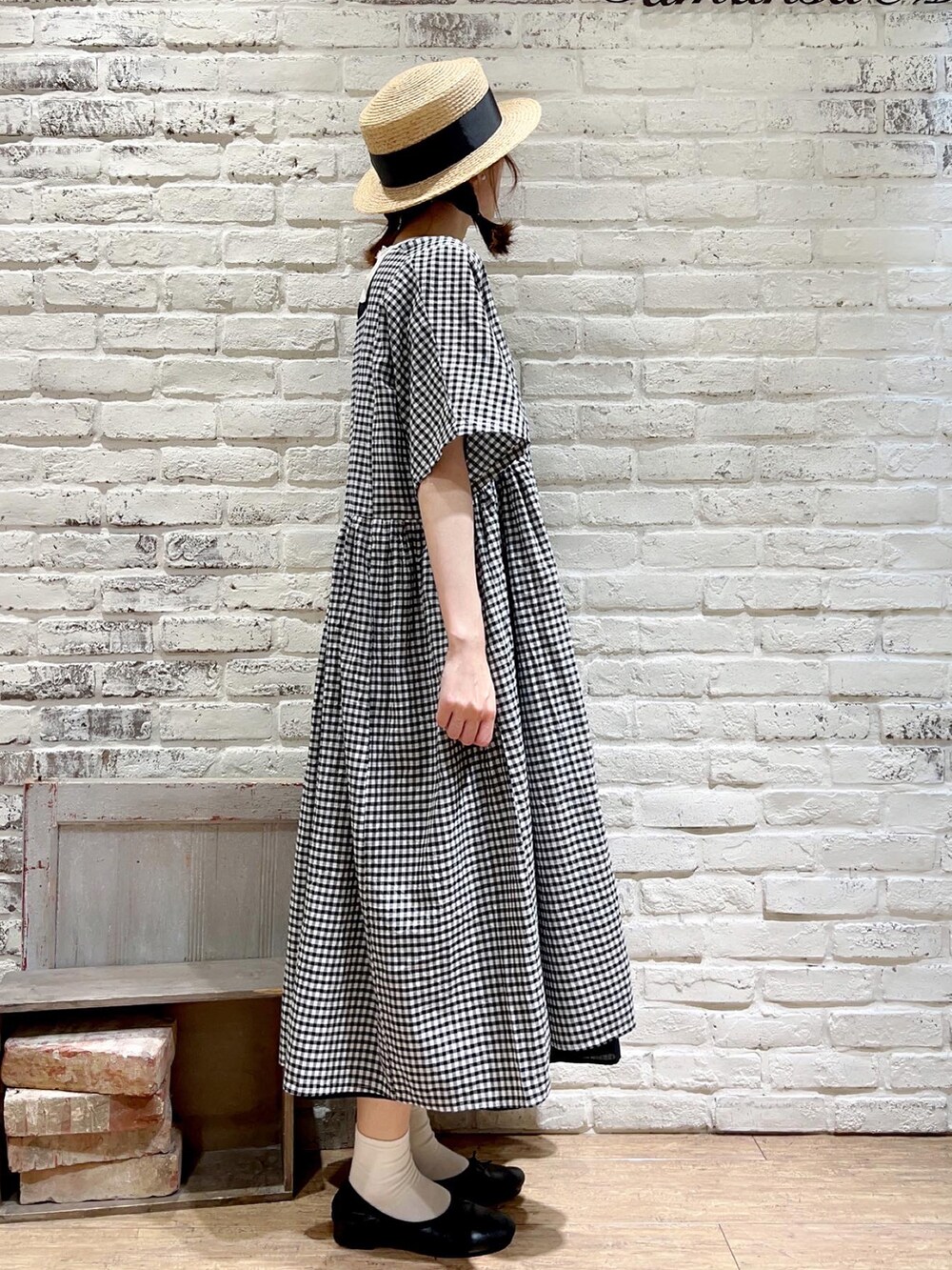 ホワイト系のタンクトップ、ブラック系のワンピース、ホワイト系のワンピースを着用したレディースの夏コーディネートの3枚目の写真