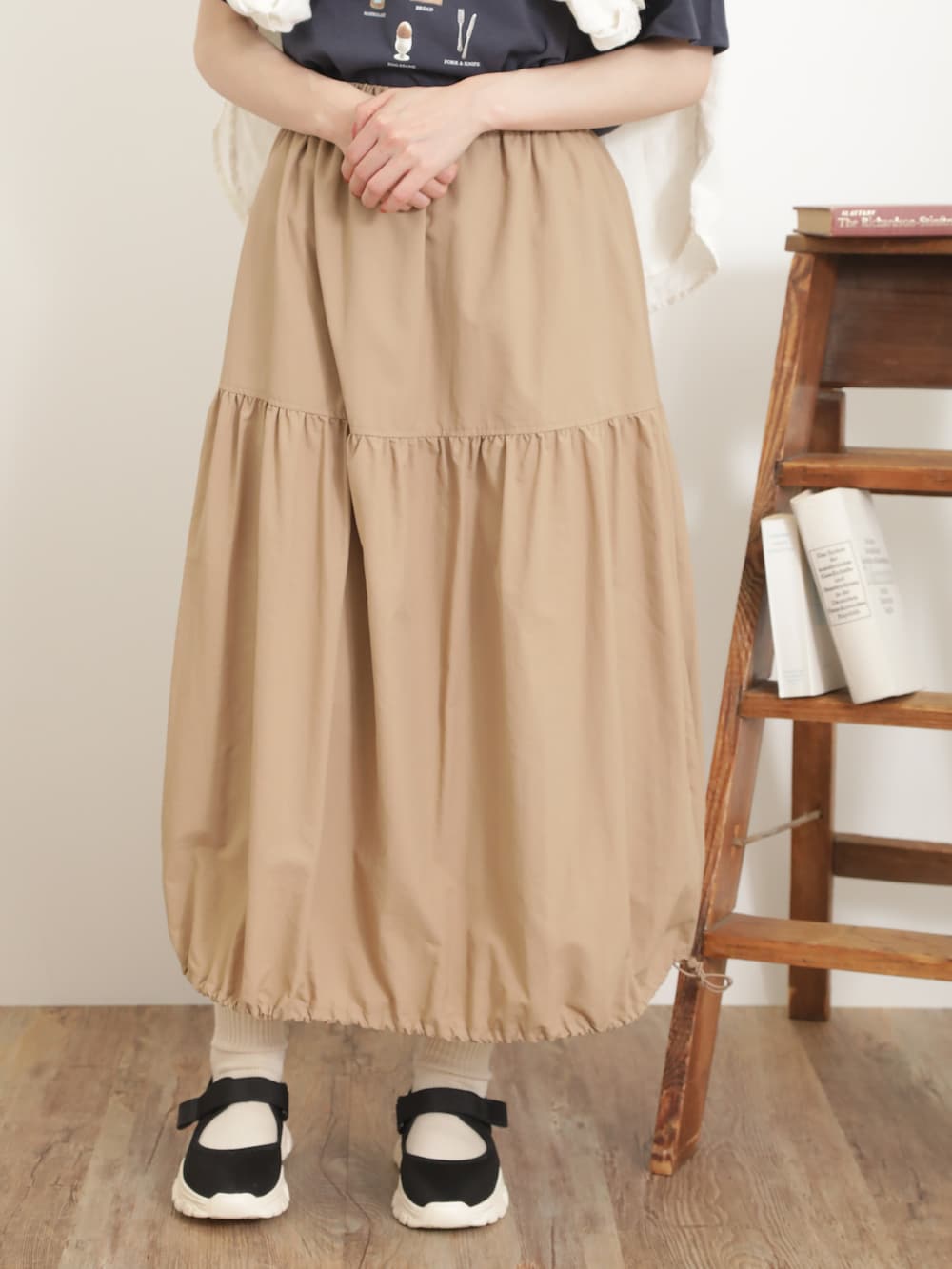 「サマンサ モスモス(Samansa Mos2)、Samansa Mos2、SM2、夏コーデ、ゆるコーデ、リネン、リネンシャツ、肩掛け、ロゴT、Tシャツ、バルーンスカート、ティアードスカート、カンカン帽、スニーカー」|「Samansa Mos2のラフィア太リボンカンカン帽(ハット、ブラック系)」を使った、いっしき🐻さん(レディース・164cm)の春コーディネートの3枚目の写真