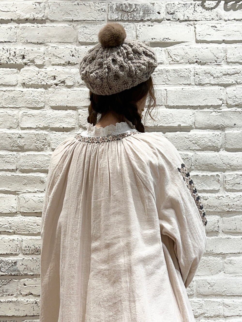 ホワイト系のシャツ/ブラウス、ホワイト系のワンピース、イエロー系のトートバッグを着用したレディースの冬コーディネートの5枚目の写真