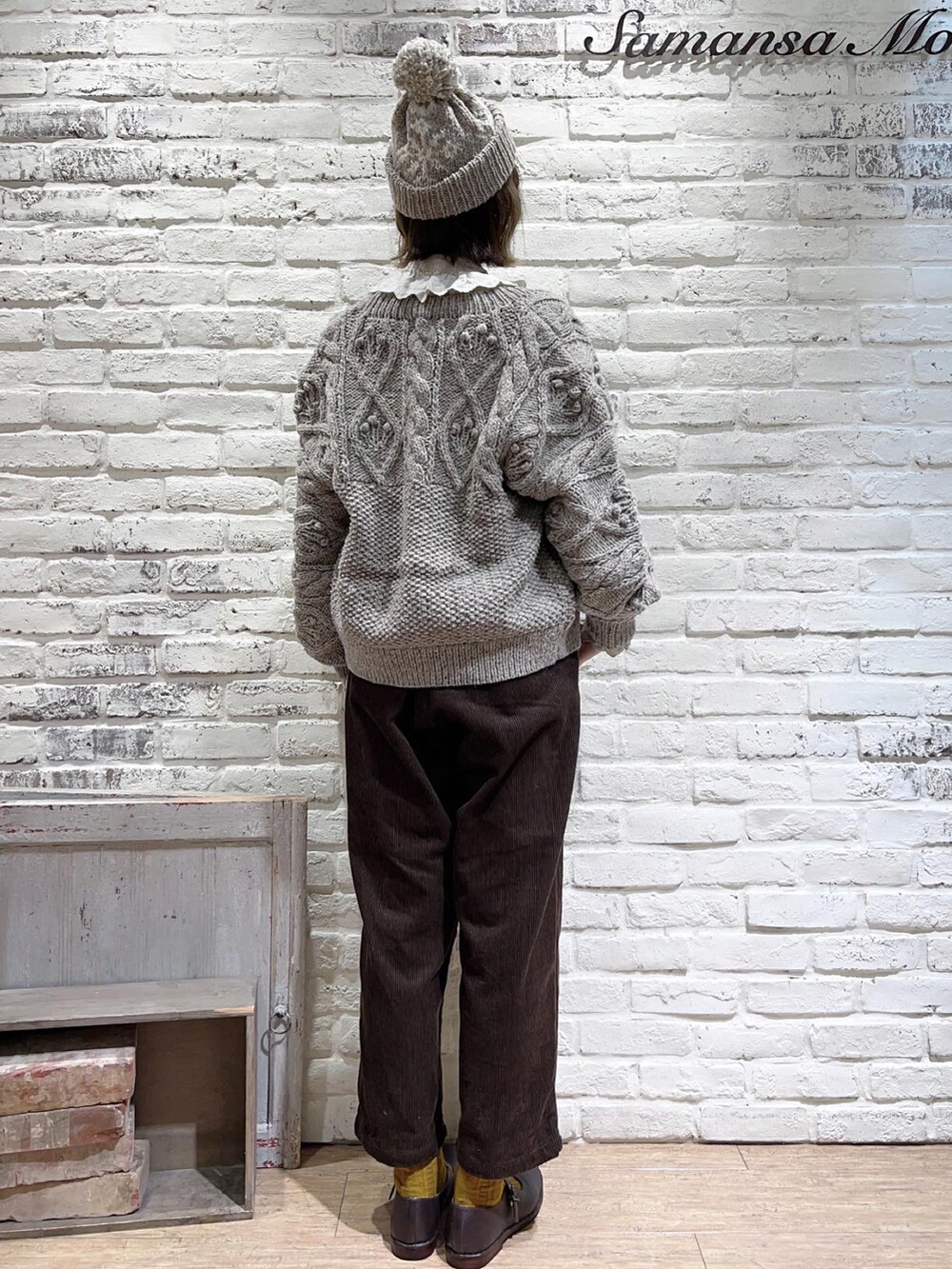 ホワイト系のシャツ/ブラウス、ブラウン系のカーディガン/ボレロ、ブラウン系のその他パンツを着用したレディースの秋コーディネートの4枚目の写真