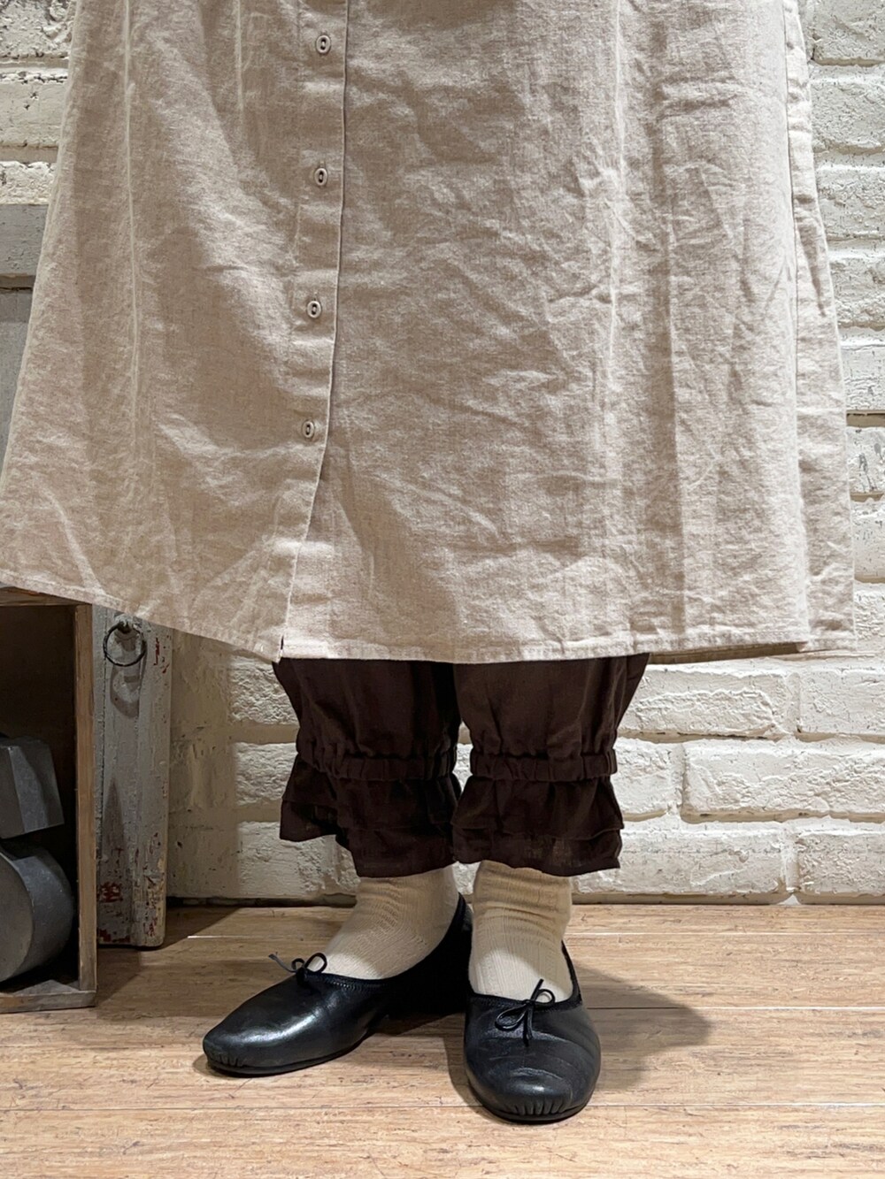 ホワイト系のTシャツ/カットソー、ブルー系のワンピース、グレー系のその他パンツを着用したレディースの冬コーディネートの5枚目の写真