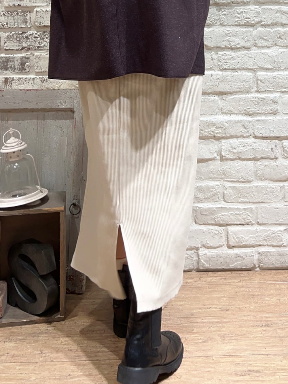 ホワイト系のシャツ/ブラウス、ブルー系のベスト、グレー系のノーカラージャケットを着用したレディースの秋コーディネートの4枚目の写真