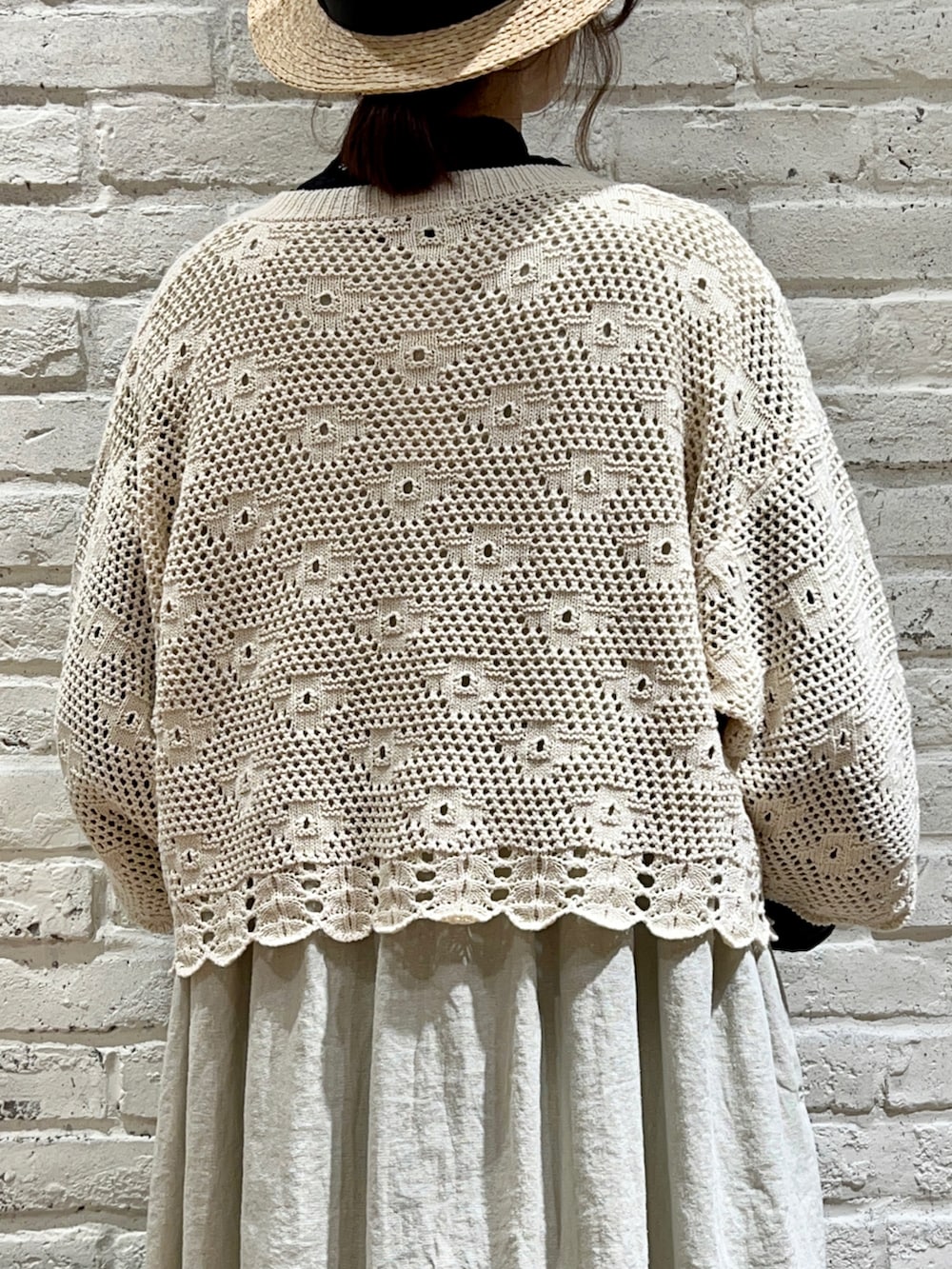 ブラック系のシャツ/ブラウス、ホワイト系のカーディガン/ボレロ、ホワイト系のワンピースを着用したレディースの春コーディネートの4枚目の写真