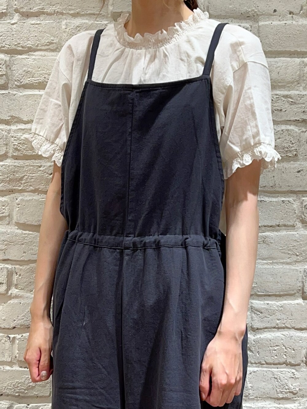 ホワイト系のシャツ/ブラウス、グリーン系のワンピース、グレー系のサロペット/オーバーオールを着用したレディースの秋コーディネートの3枚目の写真