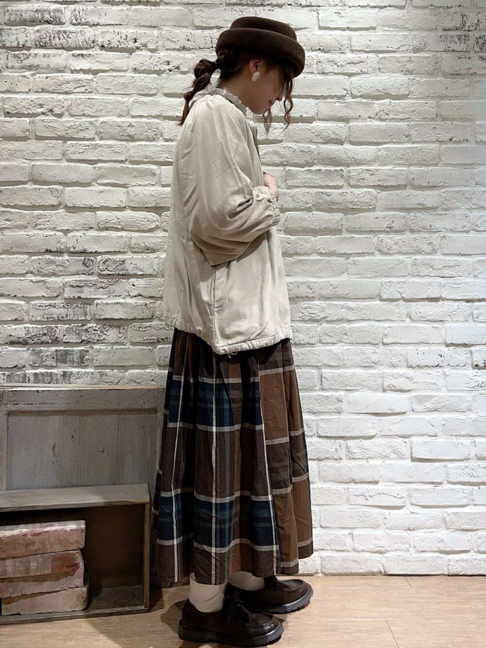 ホワイト系のシャツ/ブラウス、ベージュ系のブルゾン、ブラウン系のベストを着用したレディースの秋コーディネートの4枚目の写真