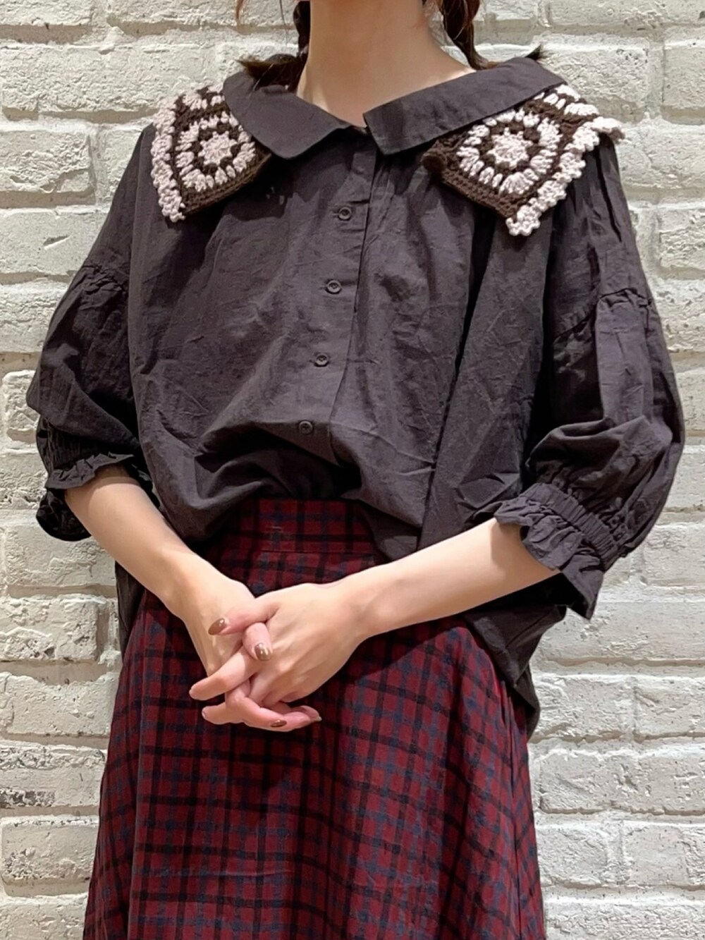 グレー系のシャツ/ブラウス、レッド系のスカート、ブラック系のドレスシューズを着用したレディースの秋コーディネートの2枚目の写真