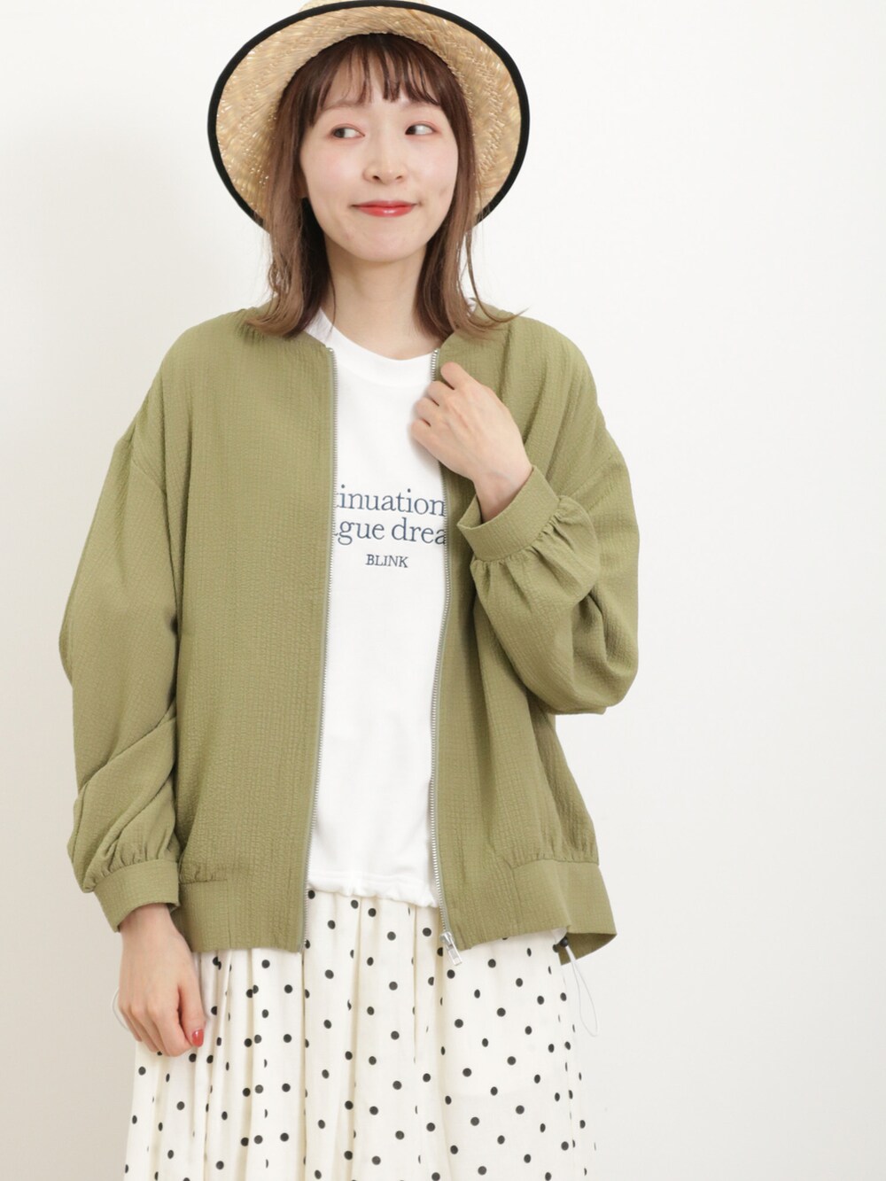 「サマンサ モスモス(Samansa Mos2)、Samansa Mos2、SM2、夏コーデ、ゆるコーデ、レイヤードスタイル、カジュアルコーデ、ロゴT、Tシャツ、白Tシャツ、ブルゾン、ジャケット、ワイドパンツ、ドットパンツ、ドット」|「Samansa Mos2のラフィア太リボンカンカン帽(ハット、ブラック系)」を使った、いっしき🐻さん(レディース・164cm)の春コーディネートの2枚目の写真