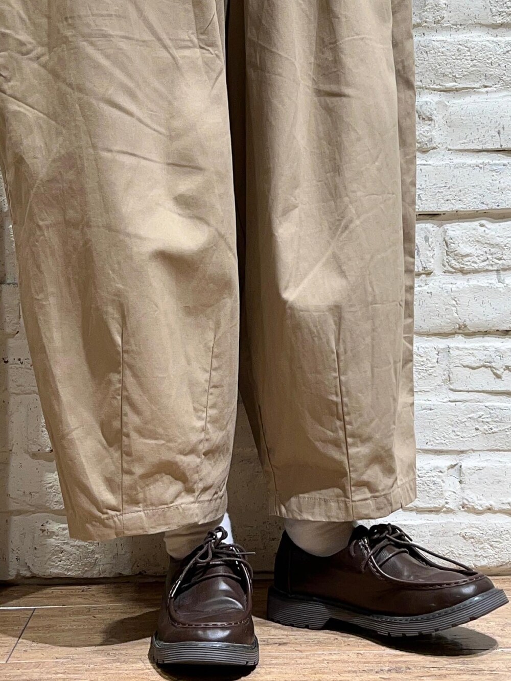 ホワイト系のシャツ/ブラウス、ベージュ系のニット/セーター、ベージュ系のその他パンツを着用したレディースの秋コーディネートの5枚目の写真