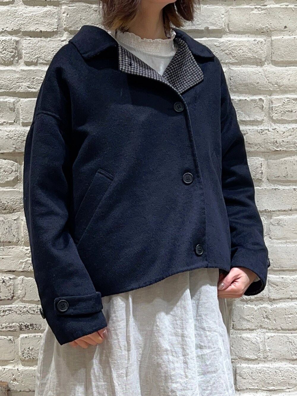 ホワイト系のTシャツ/カットソー、ブルー系のその他アウター、グリーン系のワンピースを着用したレディースの冬コーディネートの2枚目の写真