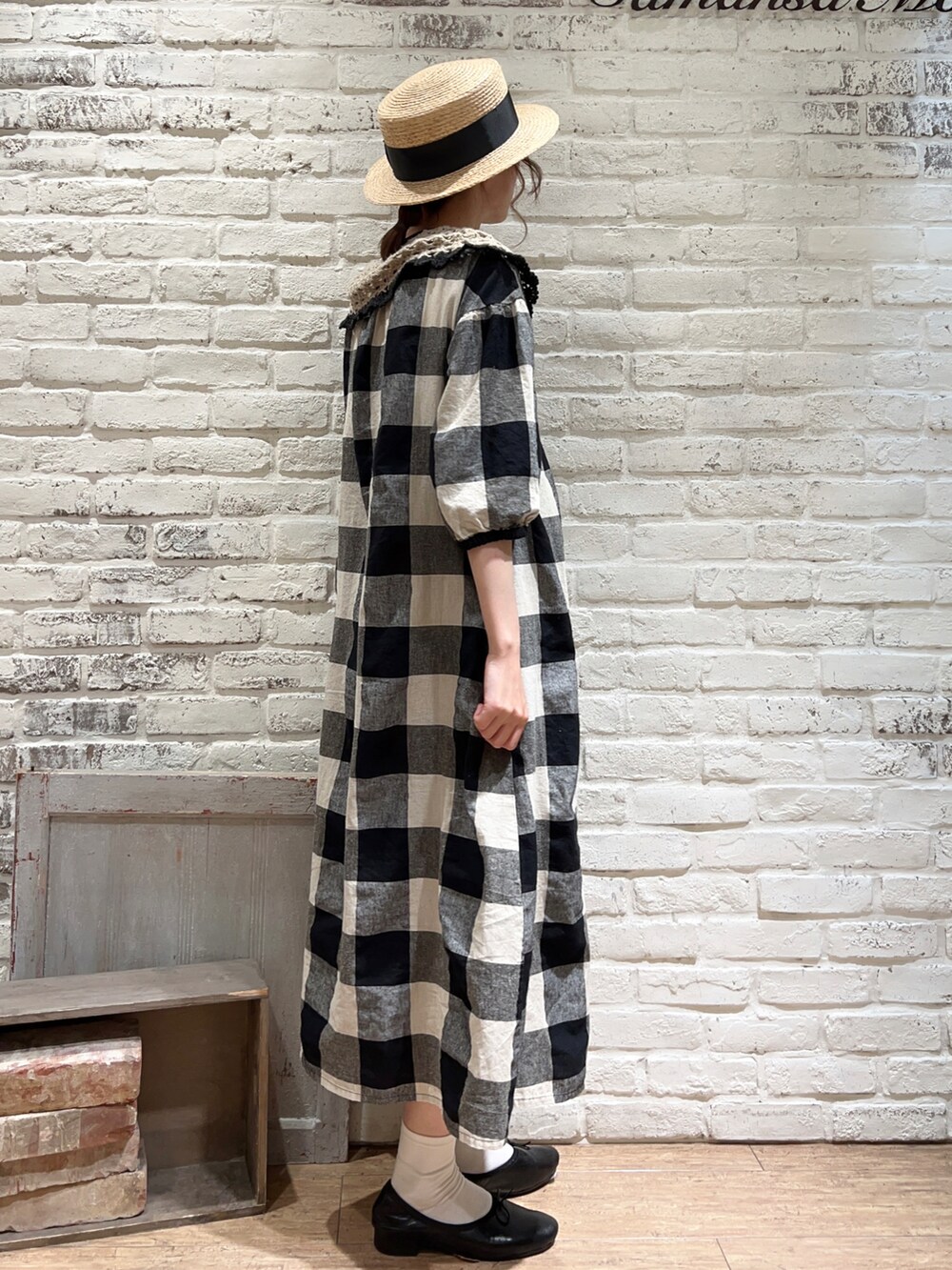 ブラック系のワンピース、ベージュ系の付け襟、その他のその他を着用したレディースの春コーディネートの3枚目の写真