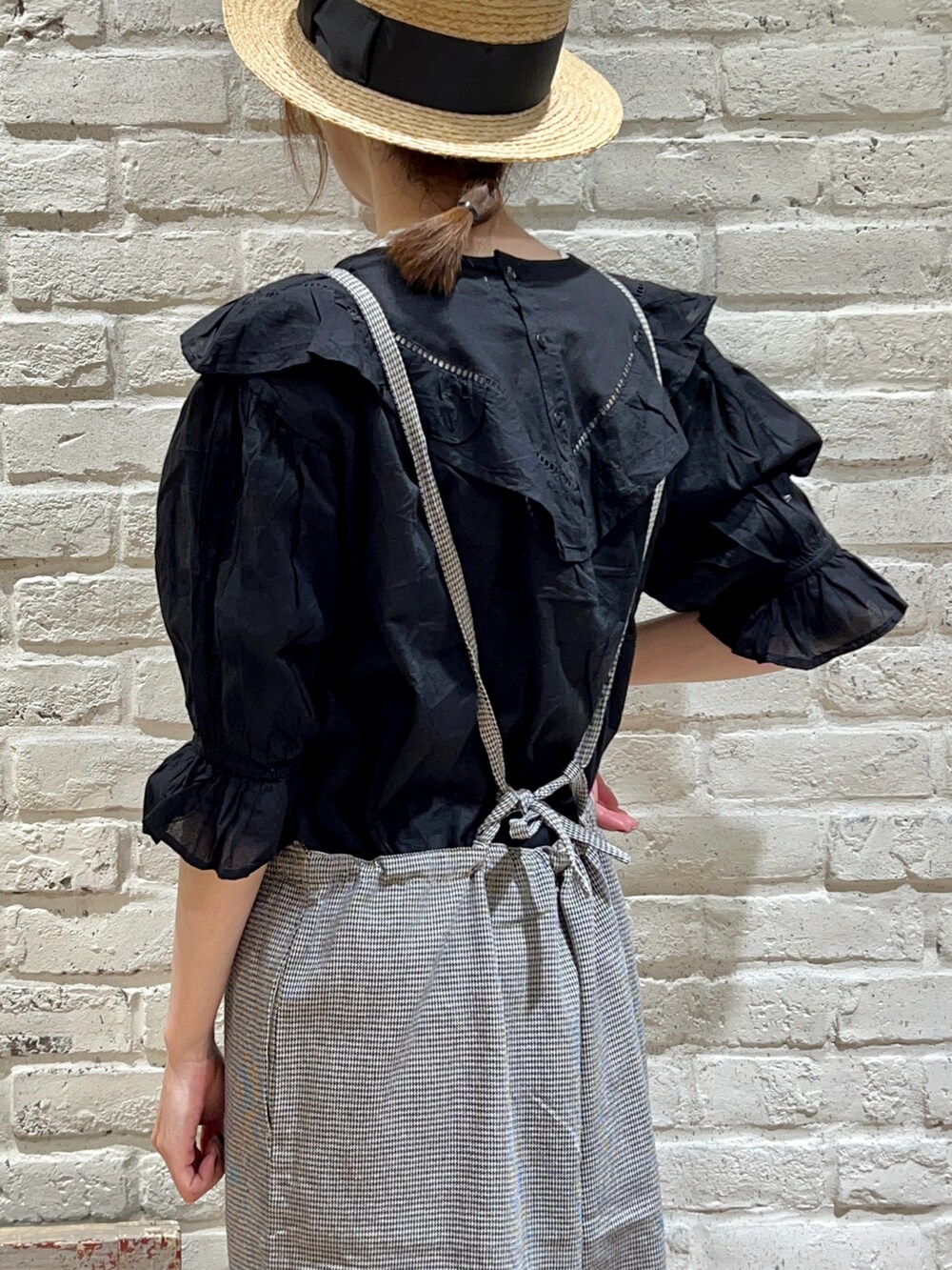 ブラック系のシャツ/ブラウス、ブラック系のサロペット/オーバーオール、グレー系のハンドバッグを着用したレディースの秋コーディネートの5枚目の写真