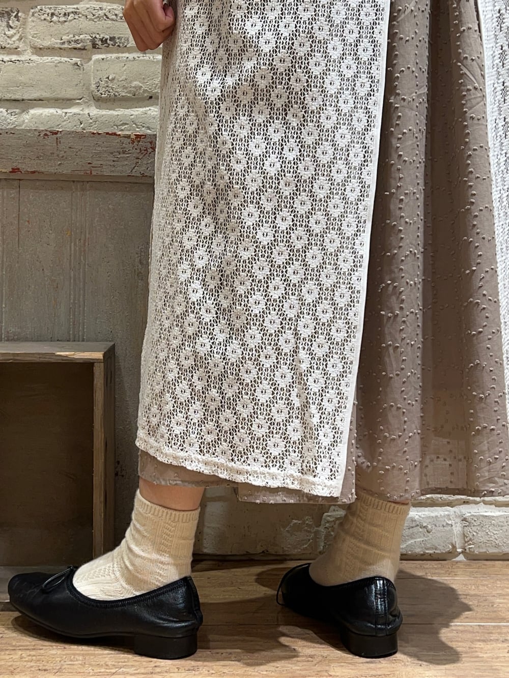 グリーン系のシャツ/ブラウス、ホワイト系のワンピース、ベージュ系のスカートを着用したレディースの秋コーディネートの2枚目の写真