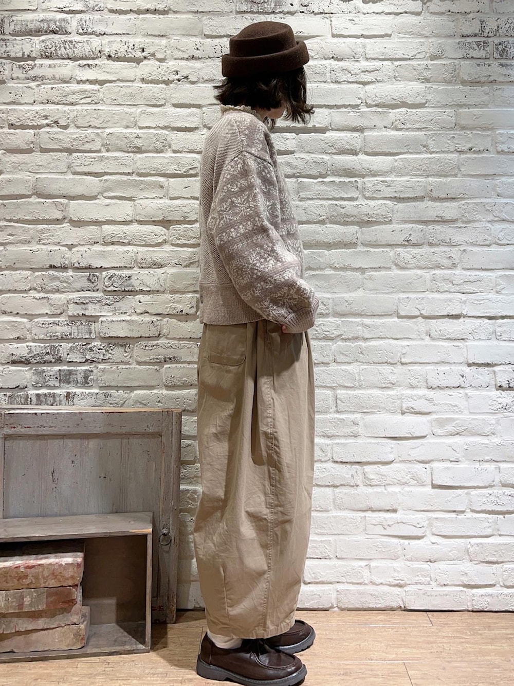 ホワイト系のシャツ/ブラウス、ベージュ系のニット/セーター、ベージュ系のその他パンツを着用したレディースの秋コーディネートの3枚目の写真