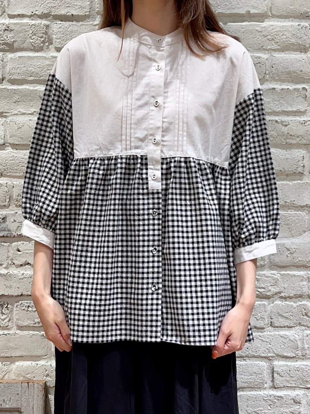 ブラック系のシャツ/ブラウス、ブラック系のハンドバッグ、ベージュ系のベストを着用したレディースの秋コーディネートの3枚目の写真