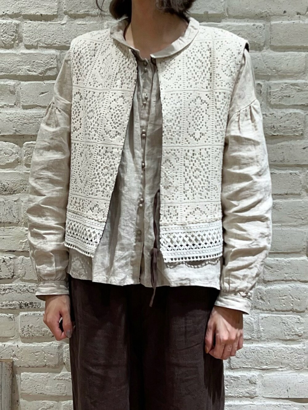 ベージュ系のシャツ/ブラウス、グレー系のその他パンツ、その他のその他を着用したレディースの冬コーディネートの2枚目の写真