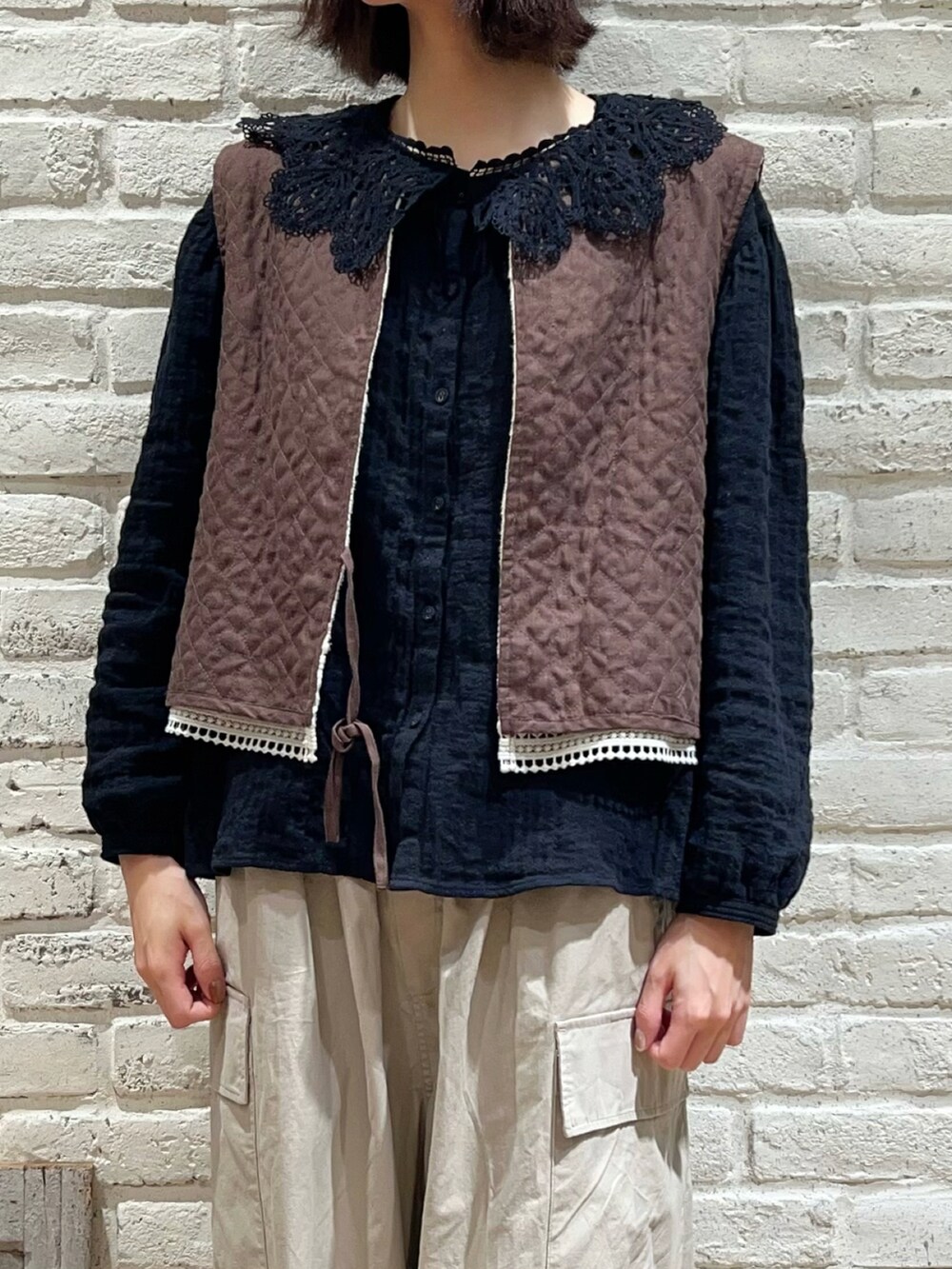 ブラック系のシャツ/ブラウス、ベージュ系のカーゴパンツ、その他のその他を着用したレディースの冬コーディネートの2枚目の写真