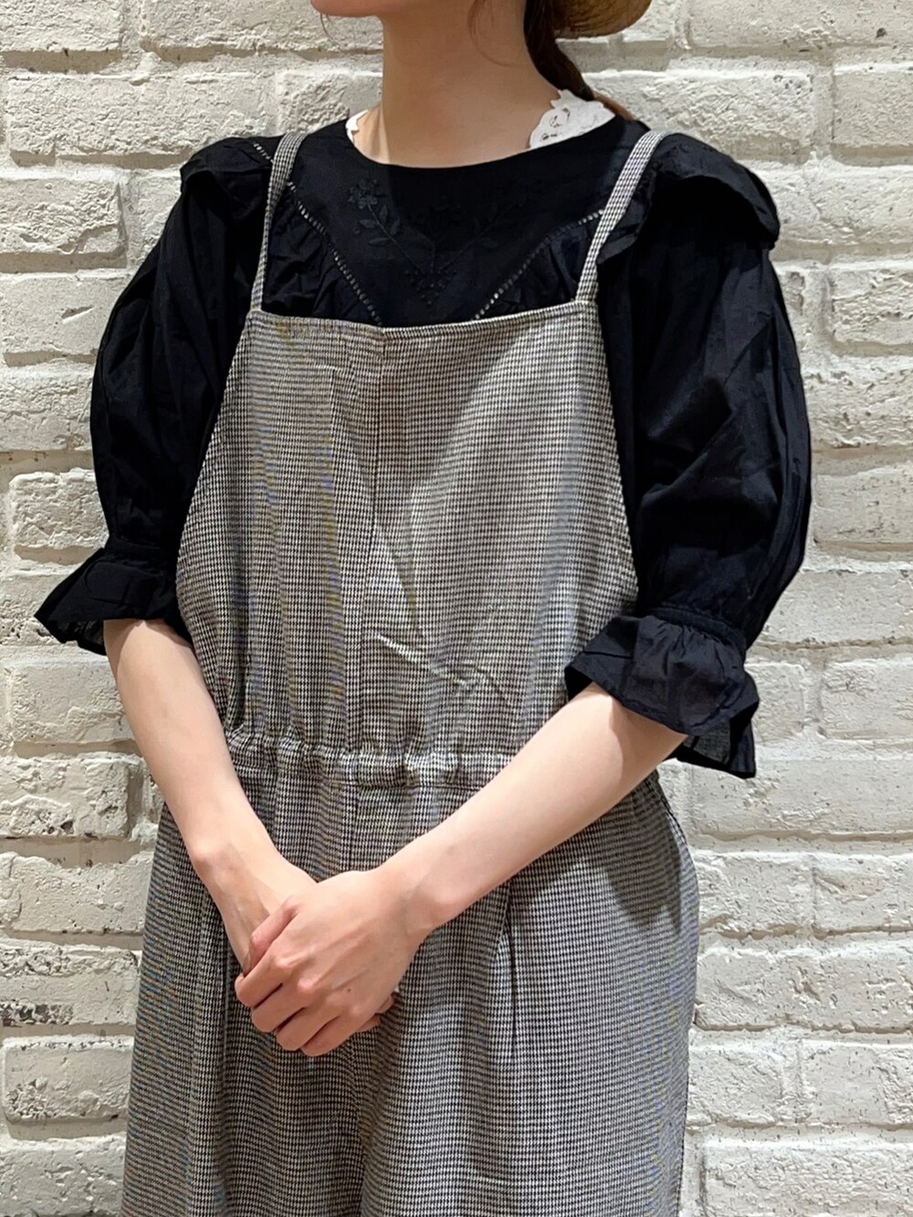 ブラック系のシャツ/ブラウス、ブラック系のサロペット/オーバーオール、グレー系のハンドバッグを着用したレディースの秋コーディネートの2枚目の写真