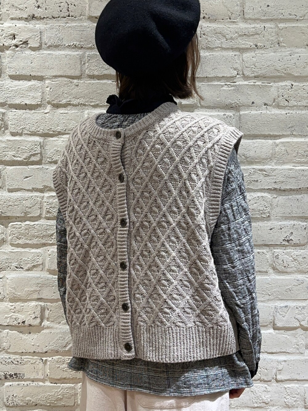 ベージュ系のベスト、グレー系のシャツ/ブラウス、ホワイト系のその他パンツを着用したレディースの冬コーディネートの5枚目の写真